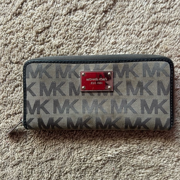 Michael Kors Gray Logo Wallet - Picture 1 of 3